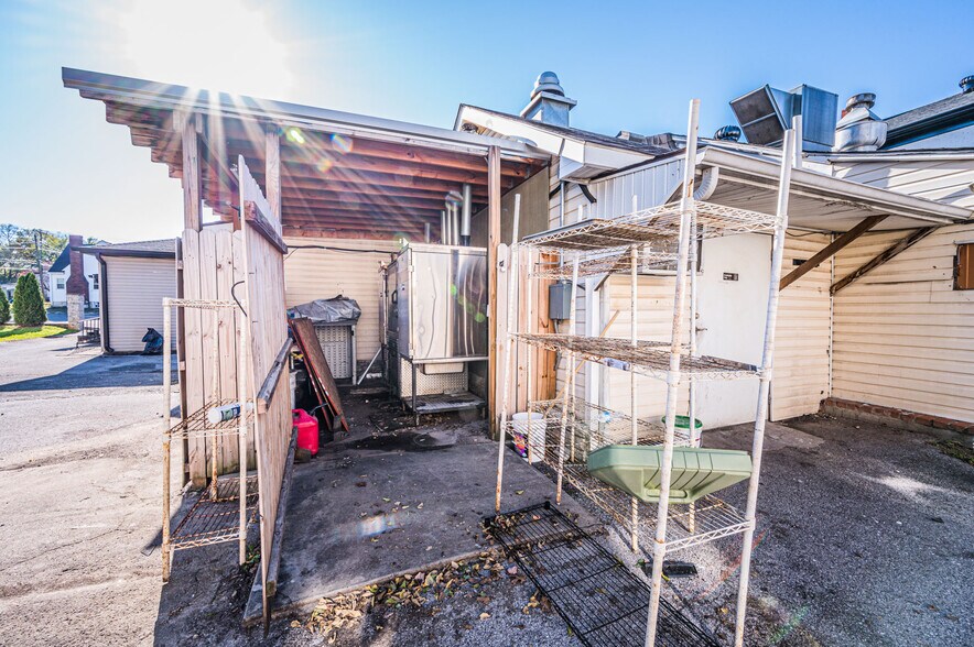 More Photos Of 1026-1038 Chestnut St, Bowling Green Restaurant For Sale