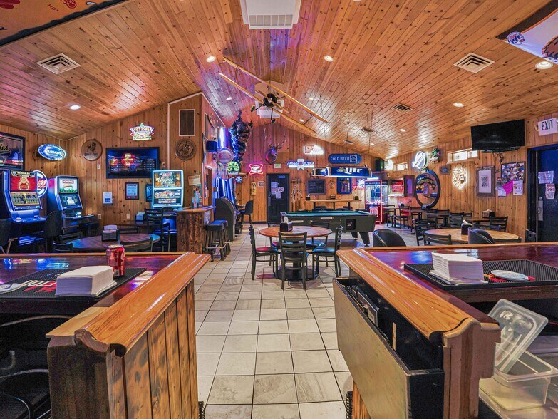 More Photos Of 142 S Main St, Jefferson Flex For Sale