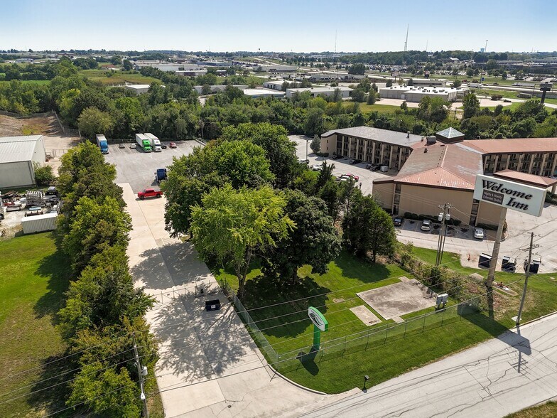 More Photos Of 3560 E Evergreen St, Springfield Office For Sale