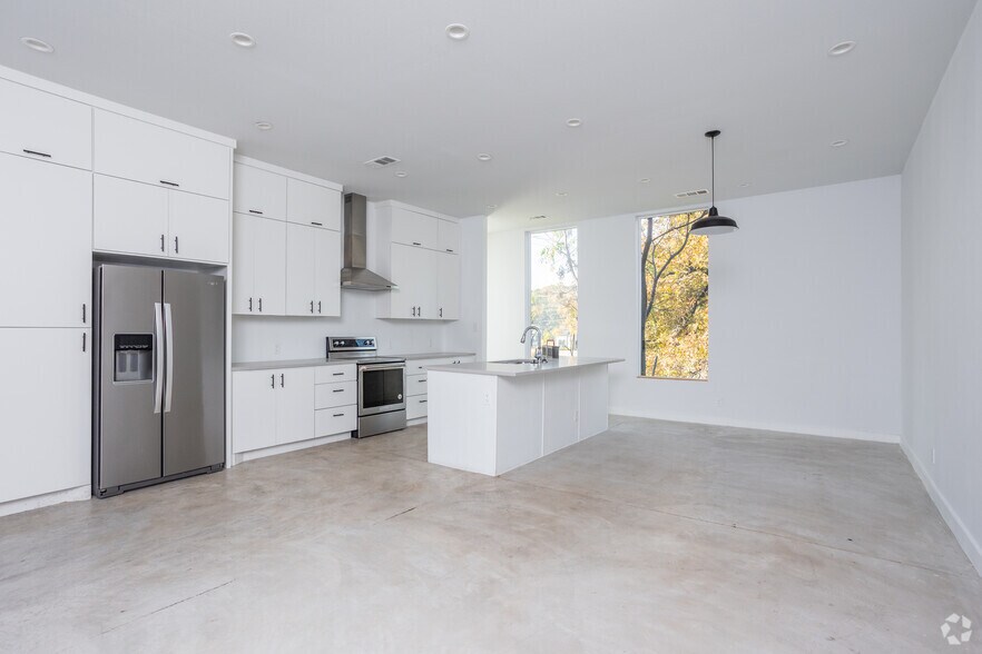 More Photos Of 707 W Commerce St, Dallas Apartments For Sale