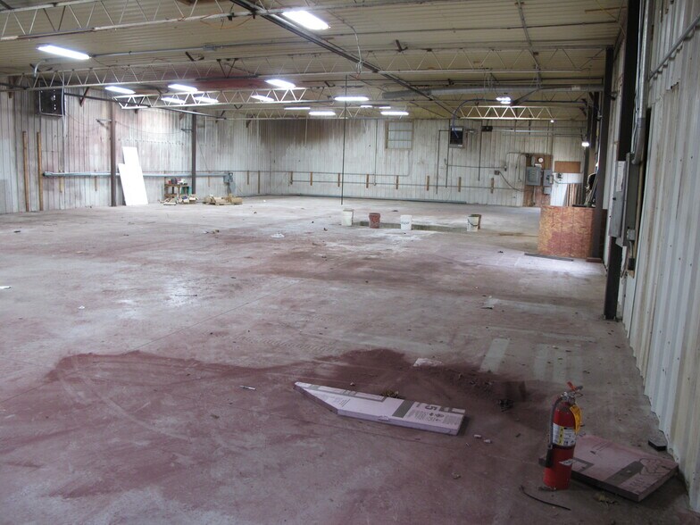 More Photos Of 713 E Main St, Waukon Manufacturing For Sale