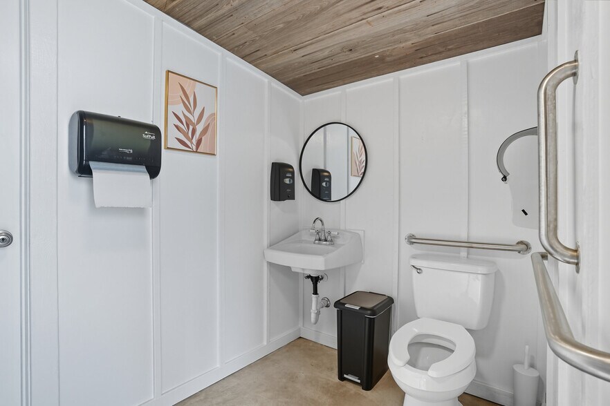 More Photos Of 924 S Main St, Broken Arrow Showroom For Sale