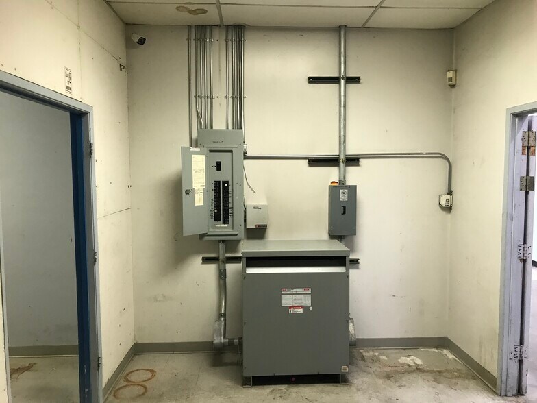 More Photos Of 733 Salem St, Glendale Manufacturing For Lease