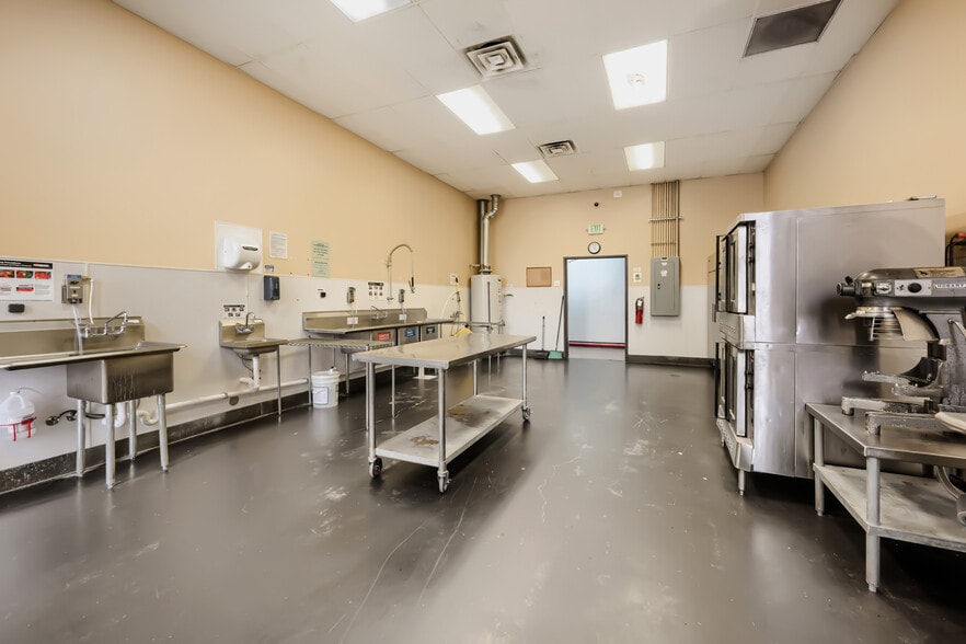 More Photos Of 4895-4897 Oakland St, Denver Food Processing For Sale