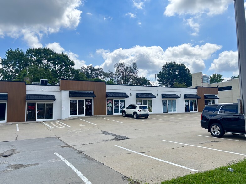 More Photos Of 11109-11129 N Oak Tfwy, Kansas City Storefront Retail Office For Lease