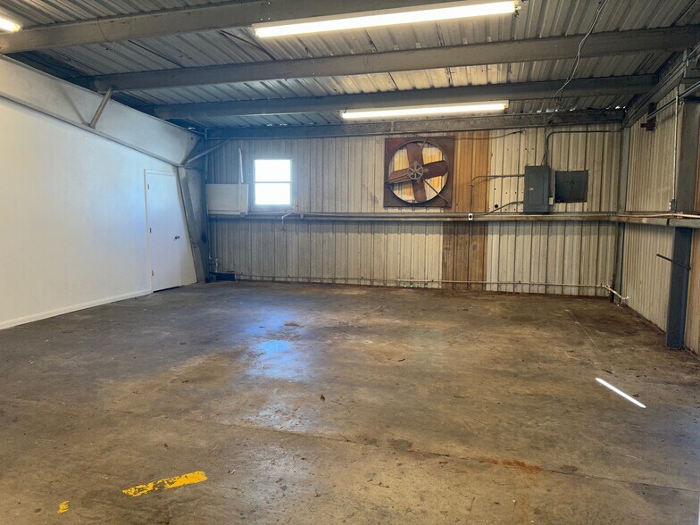 More Photos Of 115 E Murray St, Angleton Warehouse For Sale
