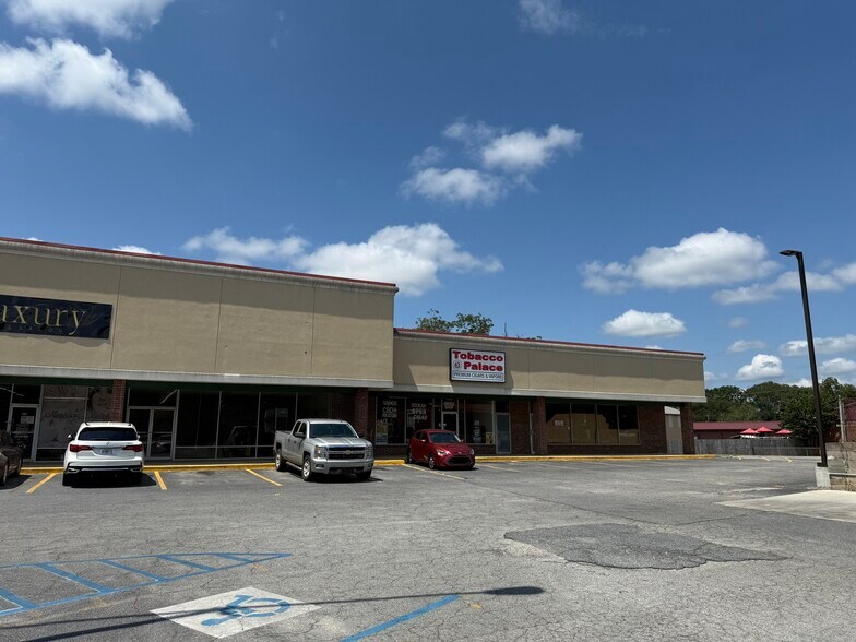 More Photos Of 850 College St, Eastman General Retail For Sale