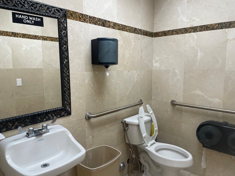 More Photos Of 1446 N Krome Ave, Florida City Office For Sale