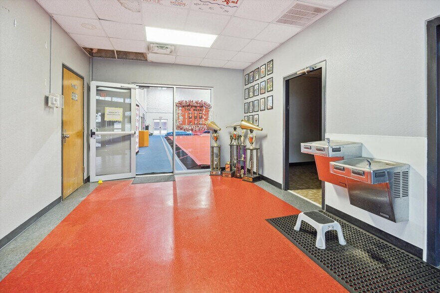 More Photos Of 1401 Mlk Blvd, El Campo Flex For Sale