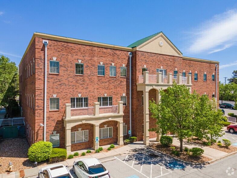 More Photos Of 600 SW Jefferson St, Lee's Summit Office For Lease