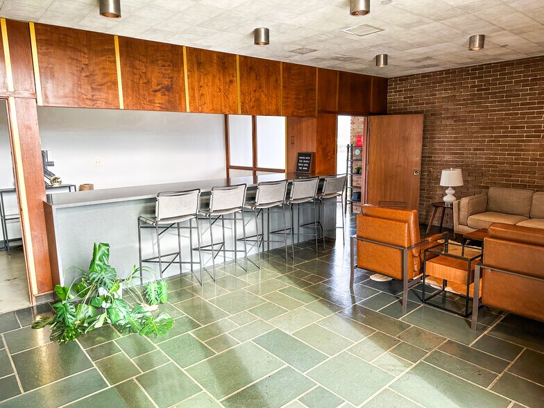 More Photos Of 556 Perry Ave, Greenville Storefront Retail Office For Lease