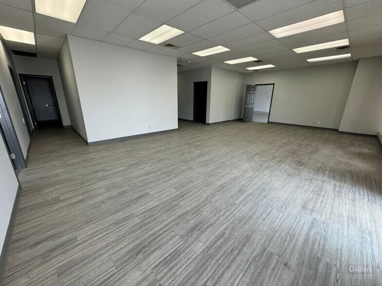 More Photos Of 846 Marion St, Winnipeg Warehouse For Lease