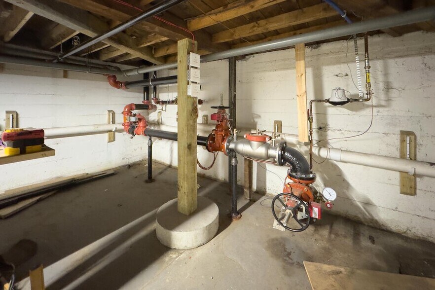 More Photos Of 367 Main St, Rockland Storefront For Sale