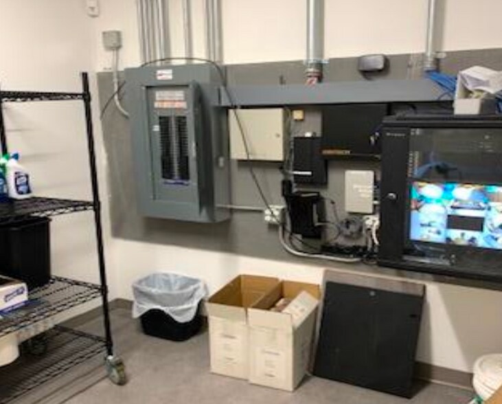 More Photos Of 406 13 St N, Lethbridge Storefront For Sale