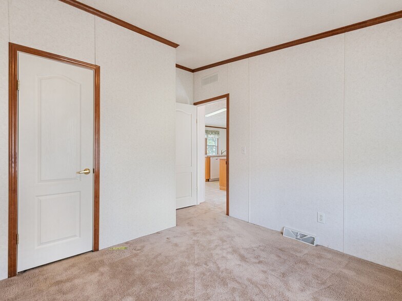 More Photos Of 25 Lester Ln, Waynesville Flex For Sale