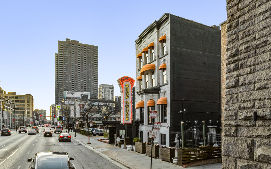 Primary Photo Of 60 W Ontario St, Chicago Restaurant For Sale