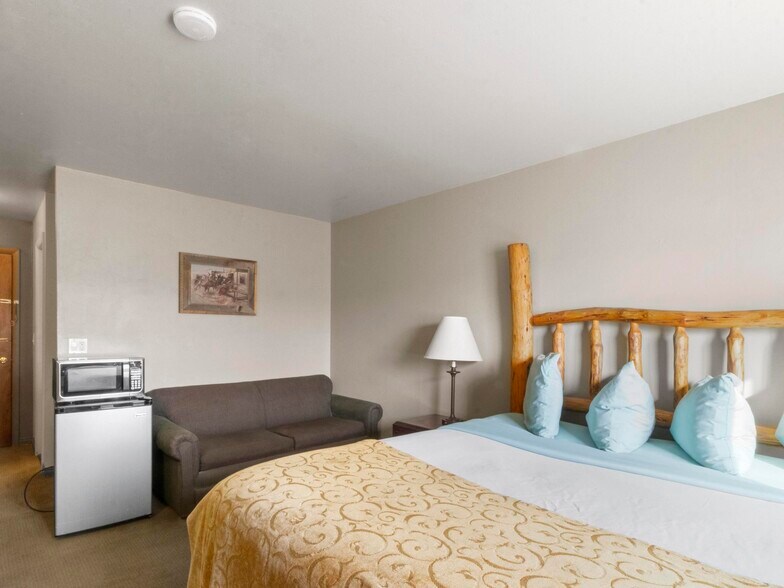 More Photos Of 1806 E Cedar Ave, Rawlins Hotel For Sale