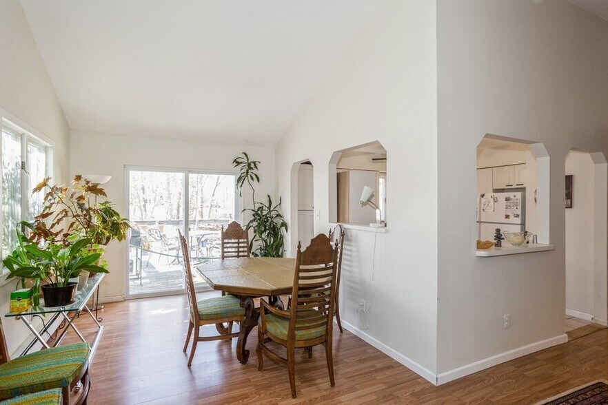 More Photos Of 626 Canal Rd, Mount Sinai Office For Lease