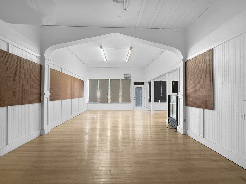 More Photos Of 2102 E 14th St, Des Moines General Retail For Sale