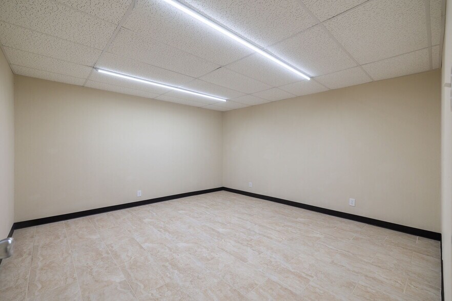 More Photos Of 2930 E Houston St, San Antonio Industrial For Sale