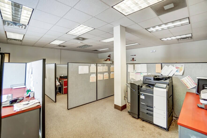 More Photos Of 413-419 N Main St, Findlay Showroom For Sale