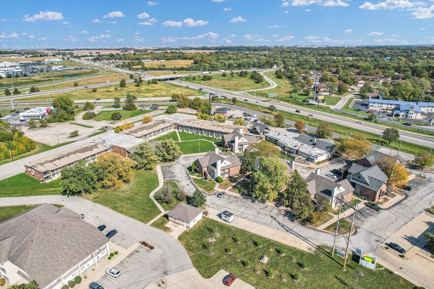 More Photos Of 1907 N Cunningham Ave, Urbana Hotel For Sale