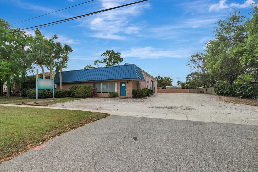More Photos Of 450 94th Ave N, Saint Petersburg Freestanding For Lease
