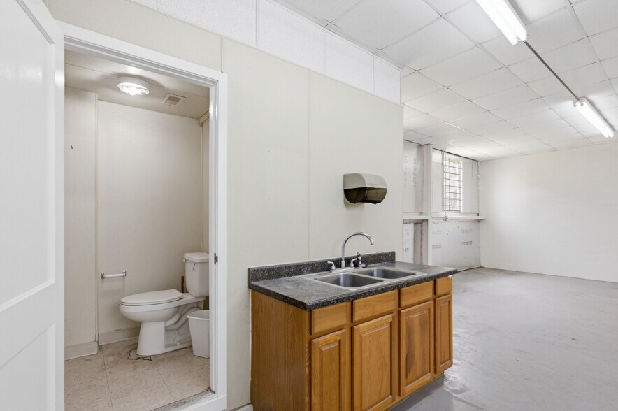 More Photos Of 4107 Port Lavaca Dr, Victoria Showroom For Sale