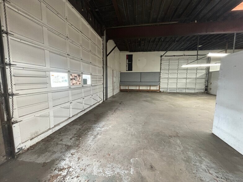 More Photos Of 1515 13th St SE, Salem Flex For Sale