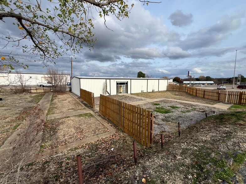 More Photos Of 615 N Broadway St, Joshua Freestanding For Lease