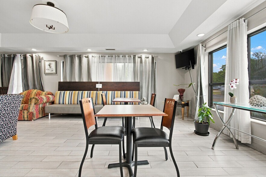 More Photos Of 634 David St, Centerville Hotel For Sale