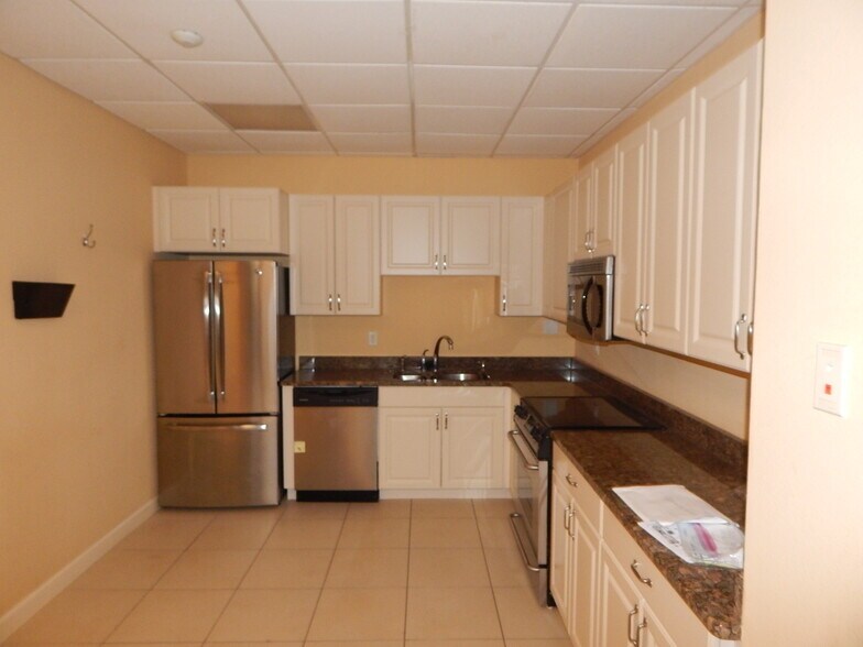 More Photos Of 1561 Main St, Sarasota Storefront Retail Office For Lease