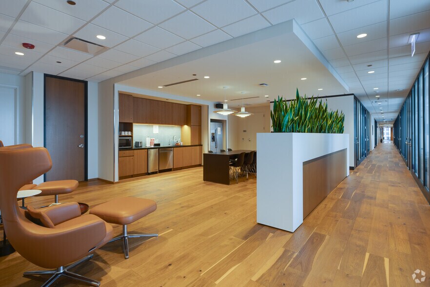 More Photos Of 110 N Wacker Dr, Chicago Coworking Space
