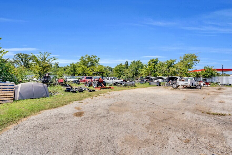More Photos Of 475 W Commerce St, Fairfield Auto Salvage Facility For Sale