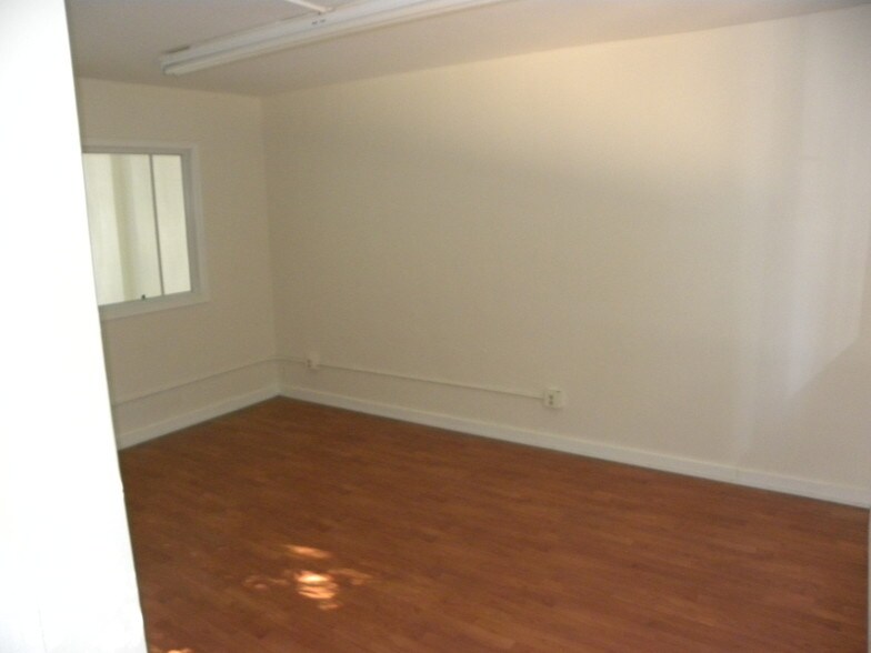 More Photos Of 1101-1119 S La Brea Ave, Los Angeles Freestanding For Lease