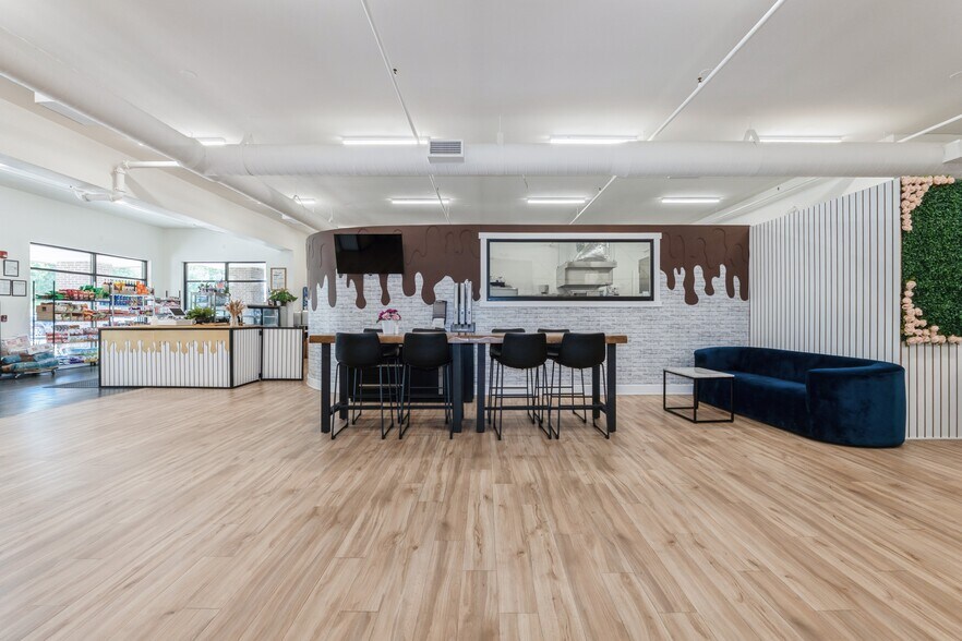 More Photos Of 5500 Merle Hay Rd, Johnston Storefront For Sale