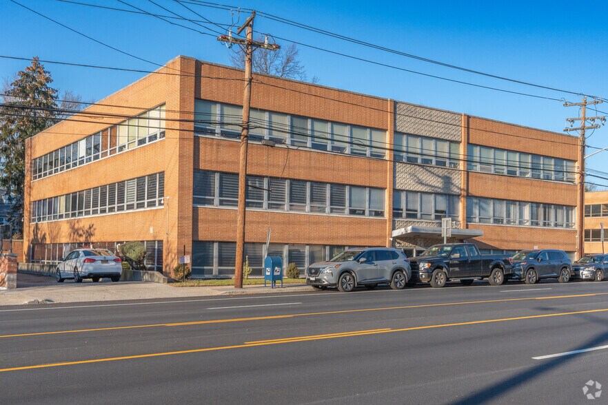 More Photos Of 445 Northern Blvd, Great Neck Unknown For Lease