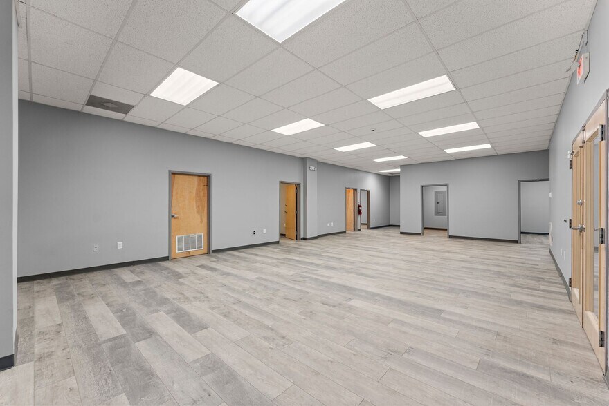 More Photos Of 3917 Old Flowery Branch Rd, Oakwood Flex For Lease