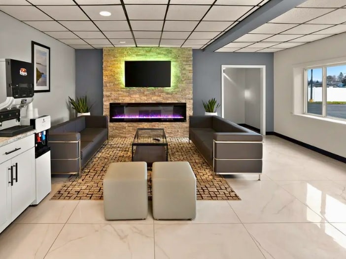 Primary Photo Of 30 Access Hwy, Caribou Hotel For Sale