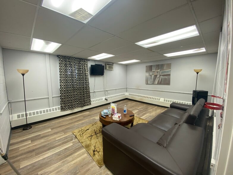 More Photos Of 136 Beattie St, Syracuse Flex For Sale