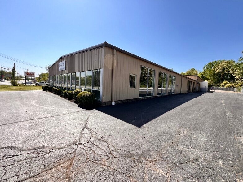 More Photos Of 885 Ohio Pike, Cincinnati Showroom For Lease