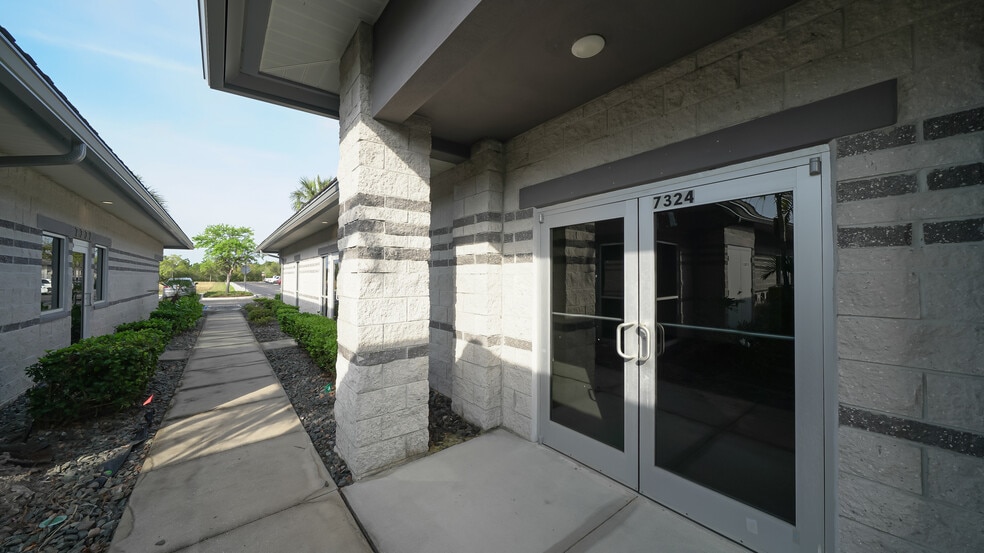 More Photos Of 7316-7320 Delainey Ct E, Sarasota Office Residential For Sale