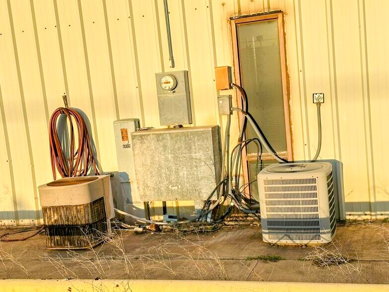 More Photos Of 17201 S Highway 81, Bison Warehouse For Sale