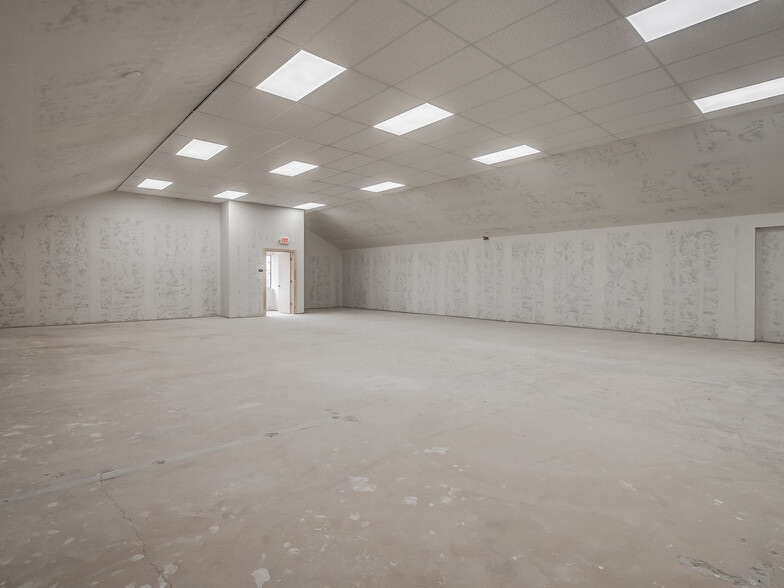 More Photos Of 4403-4411 SW 3rd St, Oklahoma City Showroom For Sale