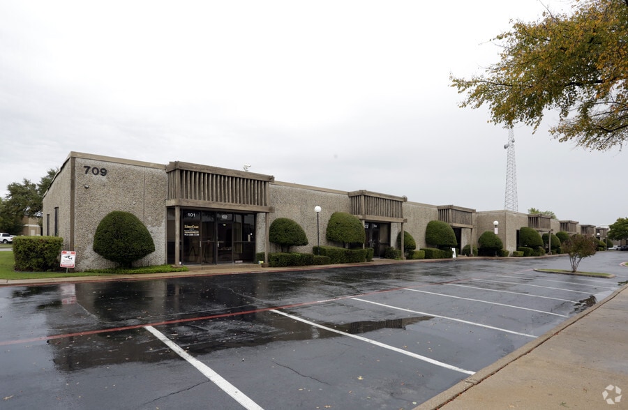 More Photos Of 709-717 Lingco Dr, Richardson Light Distribution For Lease