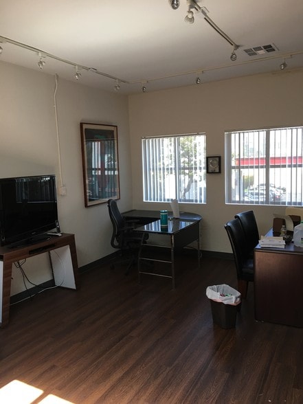More Photos Of 373 S Doheny Dr, Beverly Hills Storefront For Lease