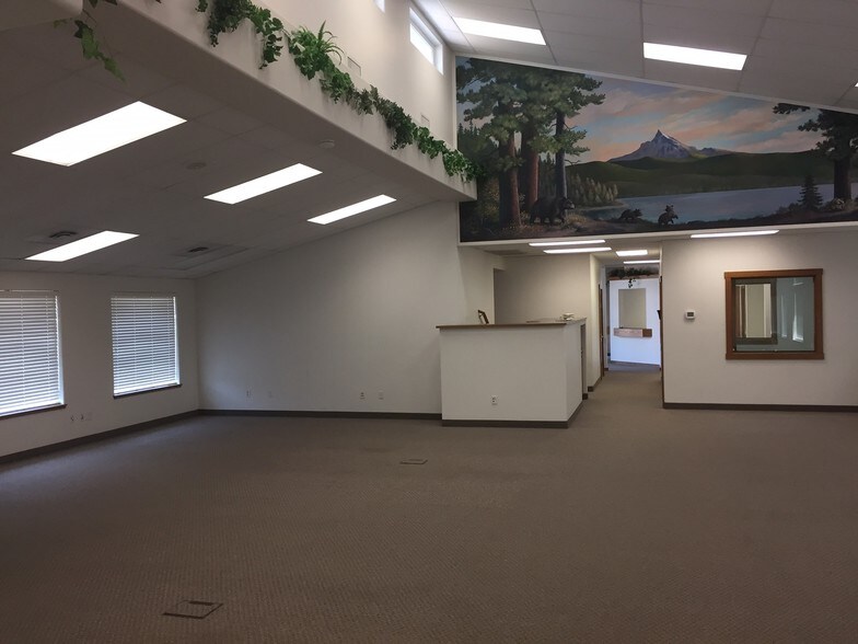 More Photos Of 3882 Crater Lake Ave, Medford Office For Sale