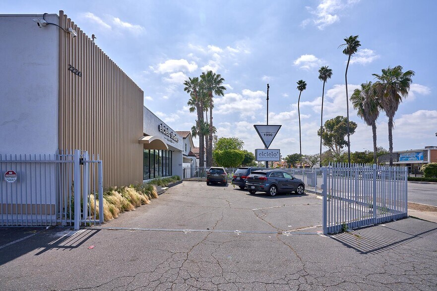 More Photos Of 2220 W Lincoln Ave, Anaheim Freestanding For Sale