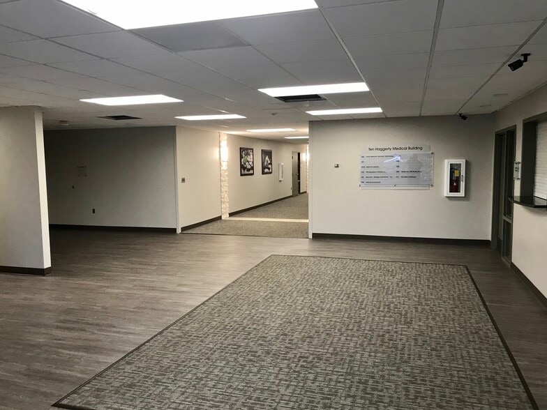 More Photos Of 39500 W Ten Mile Rd, Novi Medical For Lease