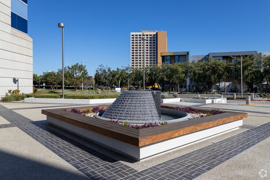 More Photos Of 333 City Blvd W, Orange Office For Lease